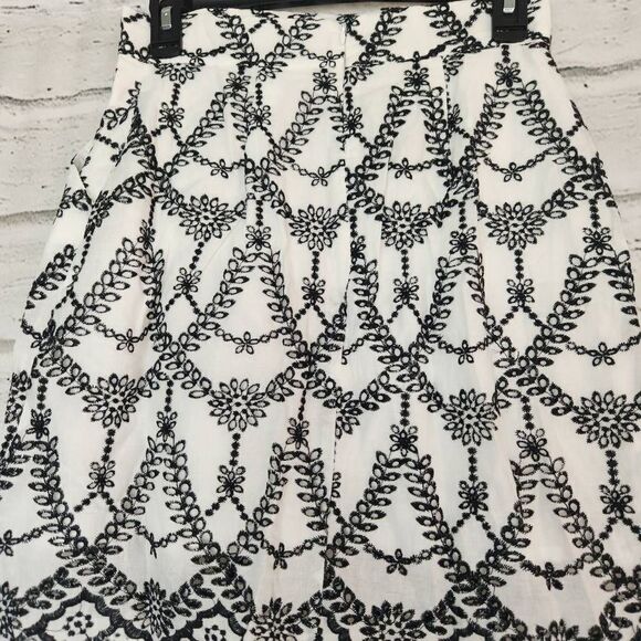 MinkPink Embroidered Floral Harvey Mini Shirt Black And White Size Small NWT - Picture 8 of 13